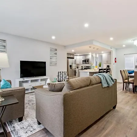 Trendy 4Br House W/All New Furnishings &Hot Tub
